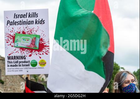 Bandon, West Cork, Irland. Juni 2021. Die irische Palästina-Solidaritätskampagne, Niederlassung West Cork, veranstaltete heute einen Protest auf der Bandon-Brücke. Der Gruppe schloss sich die Cork Palestinia Group an, die das Bewusstsein für die Notlage der Palästinenser schärft. Darüber hinaus ermutigten die Gruppen die Käufer, israelische Waren zu boykottieren, die in Supermärkten und Geschäften in ganz Irland verkauft werden. Quelle: AG News/Alamy Live News Stockfoto