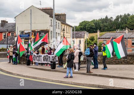 Bandon, West Cork, Irland. Juni 2021. Die irische Palästina-Solidaritätskampagne, Niederlassung West Cork, veranstaltete heute einen Protest auf der Bandon-Brücke. Der Gruppe schloss sich die Cork Palestinia Group an, die das Bewusstsein für die Notlage der Palästinenser schärft. Darüber hinaus ermutigten die Gruppen die Käufer, israelische Waren zu boykottieren, die in Supermärkten und Geschäften in ganz Irland verkauft werden. Quelle: AG News/Alamy Live News Stockfoto