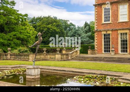Lily-Teich mit Bronzeskulptur im Art déco-Stil in Newby Hall, einem Landhaus aus dem 18. Jahrhundert in North Yorkshire, Großbritannien. Stockfoto