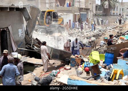 Sicherheitsbeamter ist sehr wachsam, um Untowards-Vorfälle während der Anti-Aschroatment-Fahrt unter der Aufsicht der Pakistan Railways in der Swat Char Bagh Railway Colony in Karachi am Samstag, 26. Juni 2021 zu vermeiden. Stockfoto