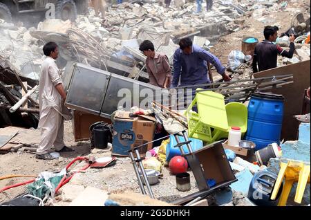 Sicherheitsbeamter ist sehr wachsam, um Untowards-Vorfälle während der Anti-Aschroatment-Fahrt unter der Aufsicht der Pakistan Railways in der Swat Char Bagh Railway Colony in Karachi am Samstag, 26. Juni 2021 zu vermeiden. Stockfoto
