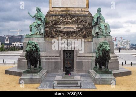 Brüssel, Belgien, Den 21. Juni 2021. Der unbekannte Soldat wurde am 11. November 1922 am Fuße der Säule zwischen den beiden Löwen beigesetzt. Folgen Sie dem e Stockfoto