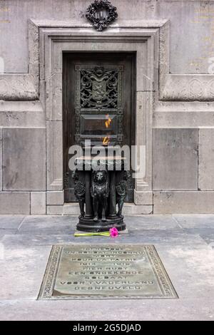 Brüssel, Belgien, Den 21. Juni 2021. Der unbekannte Soldat wurde am 11. November 1922 am Fuße der Säule zwischen den beiden Löwen beigesetzt. Folgen Sie dem e Stockfoto