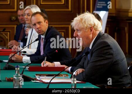 Aktenfoto vom 15/9/2020 von Matt Hancock, als er Premierminister Boris Johnson (rechts) während einer Kabinettssitzung im Foreign and Commonwealth Office (FCO) in London zuhört. Hancock ist in einem Brief an Boris Johnson als Gesundheitsminister zurückgetreten, in dem er sagt, dass die Regierung „es Menschen schuldig sei, die bei dieser Pandemie so viel geopfert haben, um ehrlich zu sein, wenn wir sie im Stich gelassen haben“. Ausgabedatum: Samstag, 26. Juni 2021. Stockfoto