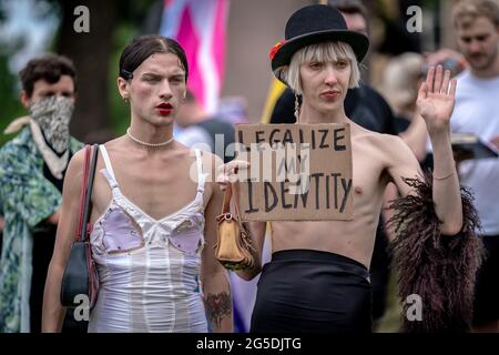 London, Großbritannien. Juni 2021. London Trans+ Pride. Ein paar hundert Transgender-Menschen und Unterstützer versammeln sich in der Nähe von Wellington Arch und bereiten sich auf den jährlichen London Trans-Pride-marsch durch die Stadt vor. Der Trans Pride March, der auf Aktivismus, Veränderungsaufrufe und das Leben von Trans-Menschen auf der ganzen Welt feiert, zielt darauf ab, das Bewusstsein für die fortlaufenden Angriffe auf Trans-Menschen zu schärfen, sowohl online als auch in der realen Welt. Kredit: Guy Corbishley/Alamy Live Nachrichten Stockfoto