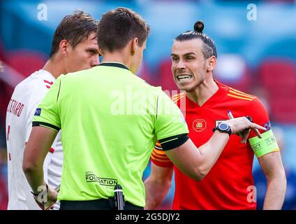 Gareth Bale (rechts) von Wales argumentiert mit Schiedsrichter Daniel Siebert, nachdem der dänische Kasper Dolberg während der UEFA Euro 2020-Runde von 16 in der Johan Cruijff Arena in Amsterdam, Niederlande, das zweite Tor seiner Mannschaft erzielt hat. Bilddatum: Samstag, 26. Juni 2021. Stockfoto