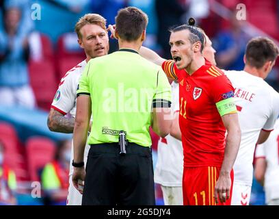 Gareth Bale (rechts) von Wales argumentiert mit Schiedsrichter Daniel Siebert, nachdem der dänische Kasper Dolberg während der UEFA Euro 2020-Runde von 16 in der Johan Cruijff Arena in Amsterdam, Niederlande, das zweite Tor seiner Mannschaft erzielt hat. Bilddatum: Samstag, 26. Juni 2021. Stockfoto