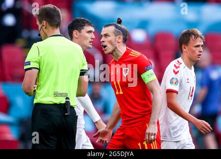 Gareth Bale (rechts) von Wales argumentiert mit Schiedsrichter Daniel Siebert, nachdem der dänische Kasper Dolberg während der UEFA Euro 2020-Runde von 16 in der Johan Cruijff Arena in Amsterdam, Niederlande, das zweite Tor seiner Mannschaft erzielt hat. Bilddatum: Samstag, 26. Juni 2021. Stockfoto