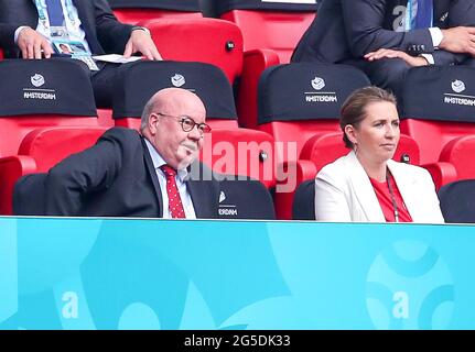 Die dänische Premierministerin Mette Frederiksen beobachtet das Spiel der UEFA Euro 2020 im Jahr 16 in der Johan Cruijff Arena in Amsterdam, Niederlande. Bilddatum: Samstag, 26. Juni 2021. Stockfoto