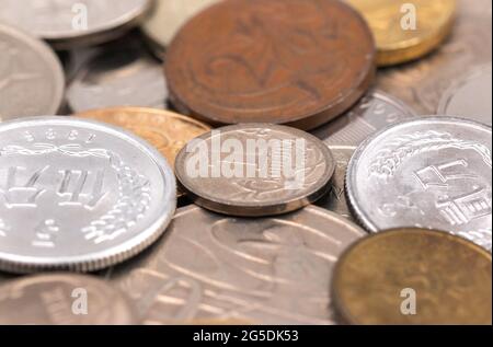 Eine Mischung aus Münzen aus verschiedenen Ländern Stockfoto