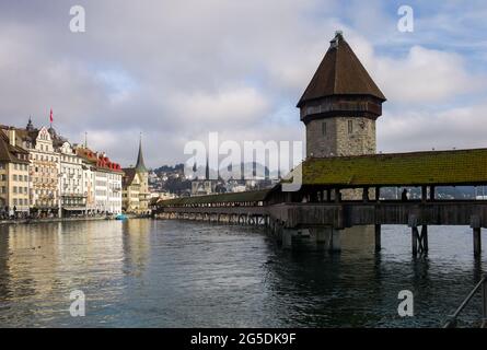 Blick auf Luzern und Kapellbrücke über die Reuss, Schweiz Stockfoto