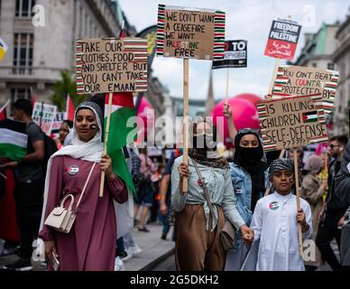 London, England, Großbritannien - 26. Juni 2021: Nationale Demonstration FORDERT EINE NEUE NORMALITÄT, die von der Volksversammlung abgehalten wird. Kredit: Loredana Sangiuliano / Alamy Live Nachrichten Stockfoto