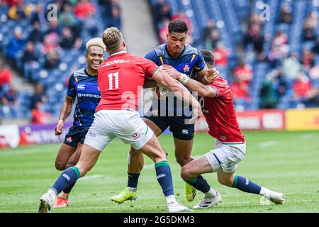 EDINBURGH, SCHOTTLAND. 26. Juni 2021. Die japanische Siosaia Fifita (Mitte) wird von Duhan van der Merwe of Lions (links) während des Lions 1888 Cup Match zwischen britischen und irischen Löwen gegen Japan am Samstag, den 26. Juni 2021 im BT Murrayfield Stadium in EDINBURGH, SCHOTTLAND, angegangen. Kredit: Taka G Wu/Alamy Live Nachrichten Stockfoto