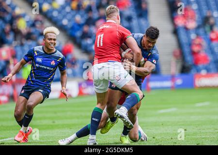 EDINBURGH, SCHOTTLAND. 26. Juni 2021. Die japanische Siosaia Fifita (Mitte) wird von Duhan van der Merwe of Lions (links) während des Lions 1888 Cup Match zwischen britischen und irischen Löwen gegen Japan am Samstag, den 26. Juni 2021 im BT Murrayfield Stadium in EDINBURGH, SCHOTTLAND, angegangen. Kredit: Taka G Wu/Alamy Live Nachrichten Stockfoto