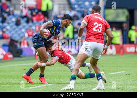 EDINBURGH, SCHOTTLAND. 26. Juni 2021. Der japanische Timothy Lafaele wird während des Lions 1888 Cup Match zwischen britischen und irischen Löwen gegen Japan am Samstag, den 26. Juni 2021, IM BT Murrayfield Stadium in EDINBURGH, SCHOTTLAND, angegangen. Kredit: Taka G Wu/Alamy Live Nachrichten Stockfoto