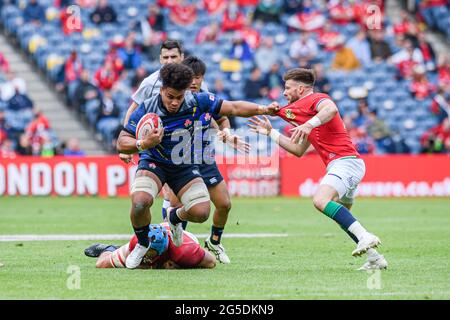 EDINBURGH, SCHOTTLAND. 26. Juni 2021. Die japanische Tevita Tatafu (links) wird beim Lions 1888 Cup Match zwischen britischen und irischen Löwen gegen Japan am Samstag, den 26. Juni 2021, IM BT Murrayfield Stadium in EDINBURGH, SCHOTTLAND, angegangen. Kredit: Taka G Wu/Alamy Live Nachrichten Stockfoto