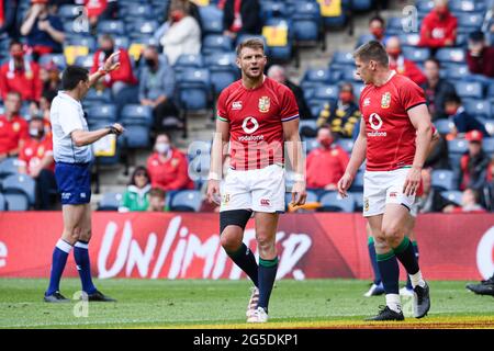 EDINBURGH, SCHOTTLAND. 26. Juni 2021. Dan Biggar of Lions (links) und Owen Farrell of Lions (rechts) beim Lions 1888 Cup Match zwischen britischen und irischen Löwen gegen Japan am Samstag, den 26. Juni 2021, im BT Murrayfield Stadium in Edinburgh, SCHOTTLAND. Kredit: Taka G Wu/Alamy Live Nachrichten Stockfoto