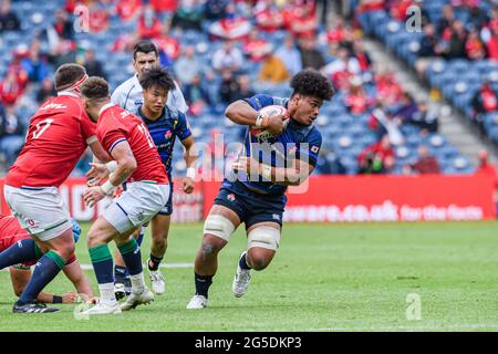 EDINBURGH, SCHOTTLAND. 26. Juni 2021. Die japanische Tevita Tatafu (rechts) wird beim Lions 1888 Cup Match zwischen britischen und irischen Löwen gegen Japan am Samstag, den 26. Juni 2021, IM BT Murrayfield Stadium in EDINBURGH, SCHOTTLAND, angegangen. Kredit: Taka G Wu/Alamy Live Nachrichten Stockfoto