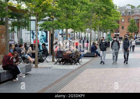 Cork, Irland. Juni 2021. Einkäufer Genießen Warmes Wetter, Cork, Irland. Massen von Einkäufern kamen heute Nachmittag in Cork City an, um das warme Wetter zu genießen, das bis Ende nächster Woche andauern wird. Obwohl es manchmal recht bewölkt war, brach die Sonne durch und tränkte die Stadt in das warme Sonnenlicht. Kredit: Damian Coleman/Alamy Live Nachrichten Stockfoto