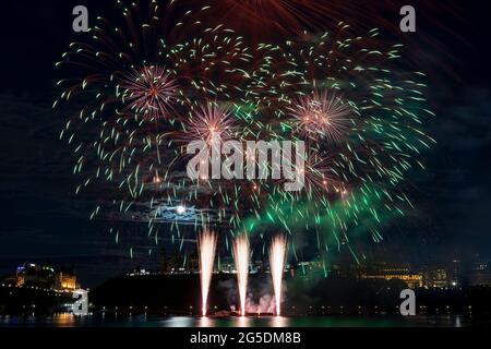 Feuerwerk über dem Parliament Hill beim internationalen Wettbewerb „Sound of Light“ Stockfoto