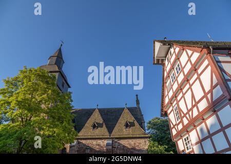 Fachwerkhaus und Kirche in der Kleinstadt Trendelburg Stockfoto