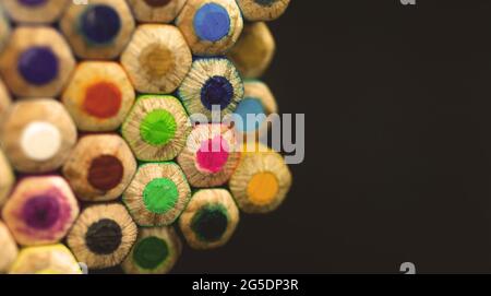 Stapel der Farbstifte auf dem schwarzen isolierten Hintergrund mit Kopierbereich, Nahaufnahme und selektivem Fokus Stockfoto