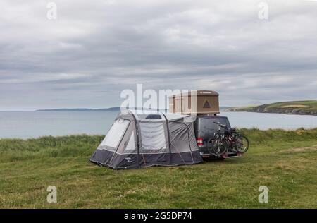 Garrettstown, Cork, Irland. Juni 2021. Ein Wohnmobil parkte über Nacht am Strand in Garrettstown, Co. Cork, Irland. - Credit; David Creedon / Alamy Live News Stockfoto