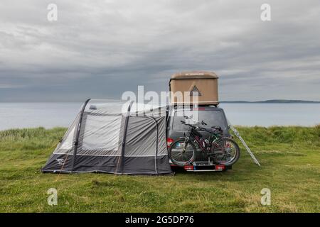 Garrettstown, Cork, Irland. Juni 2021. Ein Wohnmobil parkte über Nacht am Strand in Garrettstown, Co. Cork, Irland. - Credit; David Creedon / Alamy Live News Stockfoto