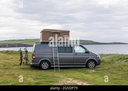 Garrettstown, Cork, Irland. Juni 2021. Ein Wohnmobil parkte über Nacht am Strand in Garrettstown, Co. Cork, Irland. - Credit; David Creedon / Alamy Live News Stockfoto