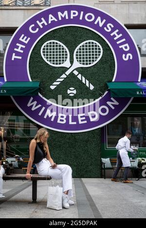 London, Großbritannien. 26. Juni 2021. Das Äußere des Ralph Lauren-Ladens in der New Bond Street, das vor den kommenden Wimbledon-Tennismeisterschaften im All England Club dekoriert wurde. Ralph Lauren liefert den Beamten bei der Veranstaltung Outfits. Lockdown-Beschränkungen werden die Menge begrenzen, aber das Finale wird voll ausgelastet sein, wenn die Einschränkungen gelockert werden. Kredit: Stephen Chung / Alamy Live Nachrichten Stockfoto