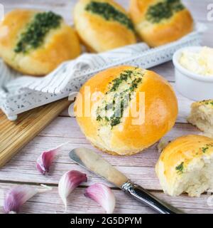 Selbstgebackene Knoblauchrollen mit Petersilie und Knoblauchbutter. Stockfoto