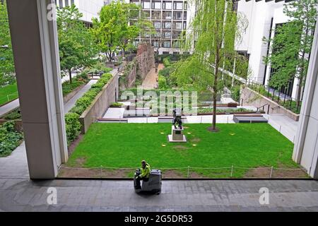 Blick auf den Salters Garden, Minotaur-Skulptur und Arbeiter aus der Londoner Wall Place-Sanierung in der City of London EC Großbritannien Frühjahr 2021 England KATHY DEWITT Stockfoto