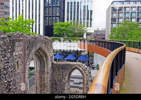 Blick auf den St. Alphage High Walk, die St. Alphege Kirche und das Barbie Green Café London Wall Place Barbican City of London Großbritannien Frühjahr 2021 England KATHY DEWITT Stockfoto