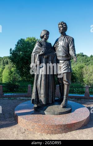 REGION MOSKAU, RUSSLAND - 10. Juni 2021: Denkmal für Alexander Blok und Ljubow Mendelejew. Dorf Tarakanovo. Solnechnogorsk Bezirk Stockfoto