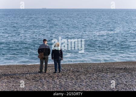 Reifes Paar, das das Meer am Strand bewundert Stockfoto