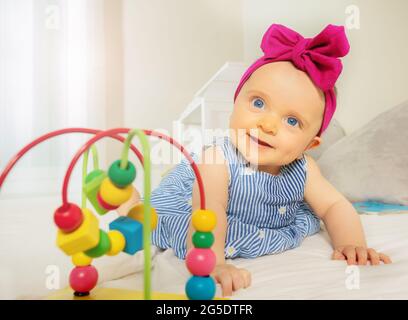 Kleinkind Mädchen spielen mit Perle Achterbahn Spielzeug Stockfoto