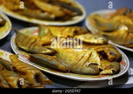 Silberner Pomfret Fisch mit gebratenem Masala bereit zum Kochen. Stockfoto