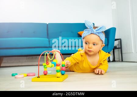 Kleine Mädchen spielen mit Perle Achterbahn Stockfoto