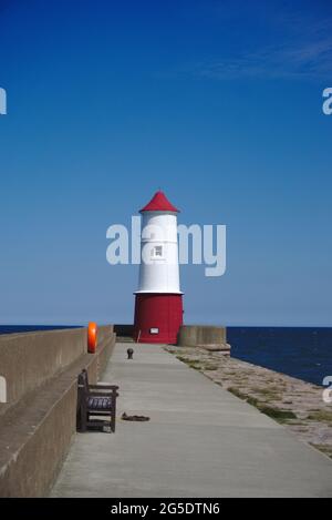 Berwick Lighthouse, der nördlichste in England, wurde 1826 am Ende des Berwick Pier, Berwick-upon-Tweed, Northumberland, Großbritannien, erbaut. Stockfoto