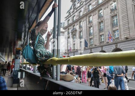 London, Großbritannien. Juni 2021. Unterstützer-Gesten für den Rest der Menge während der Demonstration. LGBT-Anhänger versammelten sich in London als Reaktion auf die Ungerechtigkeit, der Transmenschen in ihrem täglichen Leben in der ganzen Welt gegenüberstehen. Sie marschierten vom Hyde Park zum Soho Square, wo die Stimmung hoch blieb. Kredit: SOPA Images Limited/Alamy Live Nachrichten Stockfoto