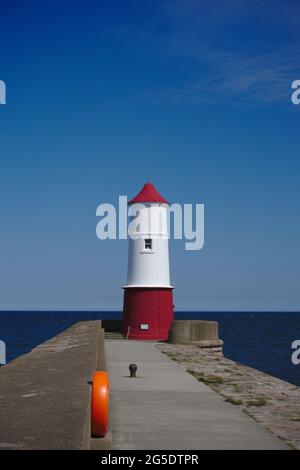 Berwick Lighthouse, der nördlichste in England, wurde 1826 am Ende des Berwick Pier, Berwick-upon-Tweed, Northumberland, Großbritannien, erbaut. Stockfoto