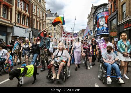 London, Großbritannien. Juni 2021. Eine Gruppe von LGBT-Anhängern marschieren während der Demonstration auf die Straße. LGBT-Anhänger versammelten sich in London als Reaktion auf die Ungerechtigkeit, der Transmenschen in ihrem täglichen Leben in der ganzen Welt gegenüberstehen. Sie marschierten vom Hyde Park zum Soho Square, wo die Stimmung hoch blieb. (Foto von Hesther Ng/SOPA Images/Sipa USA) Quelle: SIPA USA/Alamy Live News Stockfoto