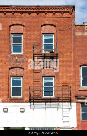 Alte verlassene Gebäude und Ladenfronten in der Stadt im Mittleren Westen. Stockfoto