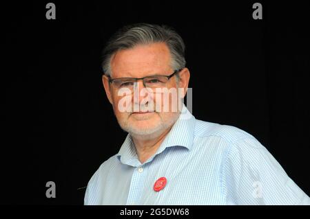 London, Großbritannien. Juni 2021. Barry Strachan Gardiner ist ein britischer Politiker, der von 2016 bis 2020 als Schattenminister für Energie und Klimawandel und Schattenminister für internationalen Handel tätig war. Als Mitglied der Labour Party ist er seit 1997 Mitglied des Parlaments von Brent North. Anti-Lockdown-Protest auf dem Parliament Square. Kredit: JOHNNY ARMSTEAD/Alamy Live Nachrichten Stockfoto