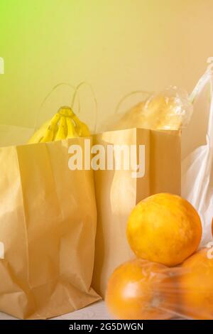 Papier- und Plastiktüten Pakete mit Essen auf den Tisch Stockfoto
