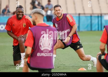 Der belgische Christian Benteke und der belgische Eden Hazard, aufgenommen während einer Trainingseinheit der belgischen Fußballnationalmannschaft Red Devils, in Sevilla, S. Stockfoto