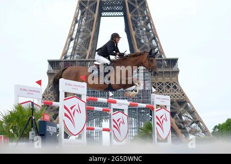 Eric VAN DER VLEUTEN (NED) reitet WUNSCHKIND 19, Global Champions League, zweiter Wettbewerb, verliehen vom Metrobus Prize beim Longines Paris Eiffel Jumping 2021, Longines Global Champions Tour Equestrian CSI 5 am 26. Juni 2021 im Champs de Mars in Paris, Frankreich - Foto Christophe Bricot / DPPI Stockfoto