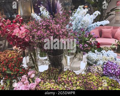 Schöne Geschenk Blumen in einem Geschäft - bunte natürliche Blumen und Rosen - Muttertag Geschenk Stockfoto