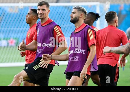 Der belgische Thomas Meunier und der belgische Yannick Carrasco, aufgenommen während einer Trainingseinheit der belgischen Fußballnationalmannschaft Red Devils, in Sevilla, Stockfoto