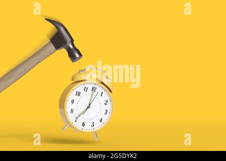 Hammer trifft auf einen Wecker mit Bewegungsunschärfe und Kopierraum. 3d-Illustration. Stockfoto